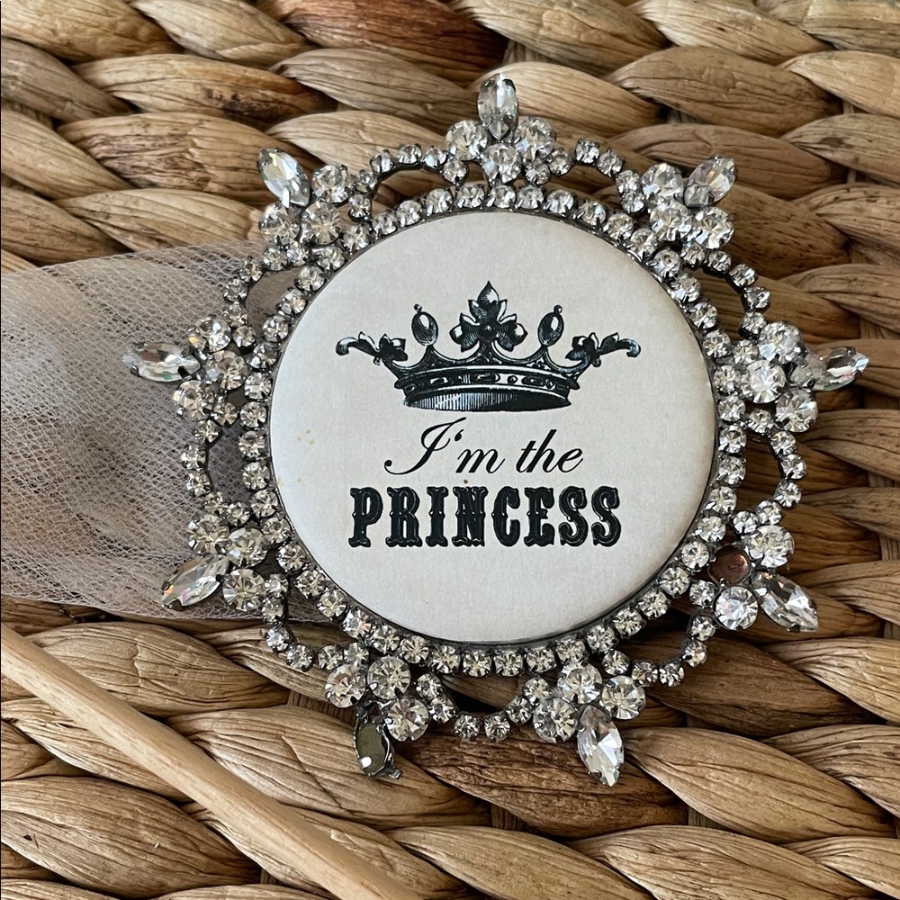 Children's Queen Banner, Wand & Pins - Picture 3 of 6